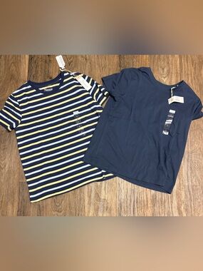 Natural Reflections Lot of 2 Women's Crew Neck Shirts Size M NWT